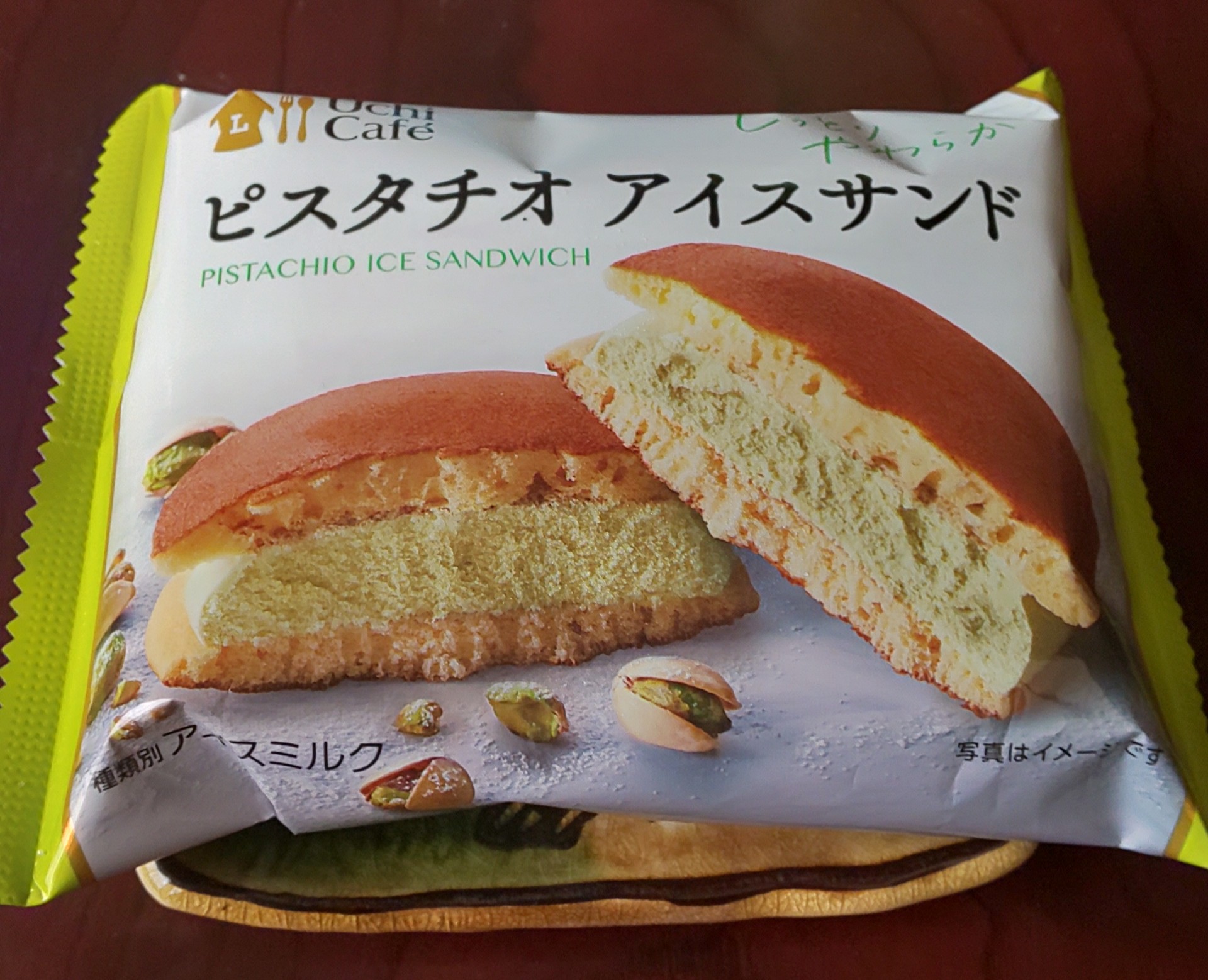 ローソンのウチカフェアイス ピスタチオ アイスサンド はフワッとした食感の軽いサンド生地とクリーミーで芳ばしいピスタチオアイスの相性が抜群の美味しさ グルメくりっぷ